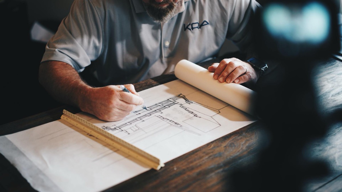 Entrepreneur annotant un plan de rénovation